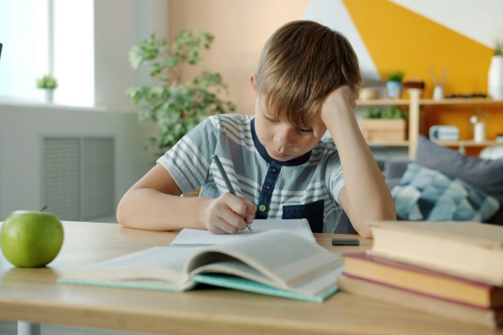 چرا خواندن خط به خط مقالات انگلیسی بازدهی پژوهش را کاهش می‌دهد؟