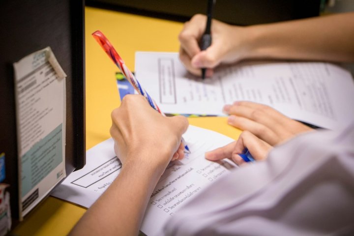 مراحل عملیاتی کدگذاری در رویکرد داده‌بنیاد با مکس کیودا