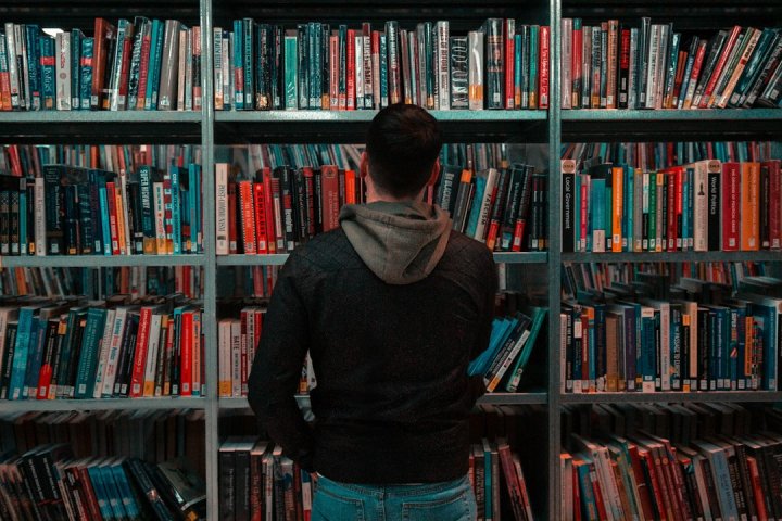 تدوین مبانی نظری و پیشینه تجربی در چارچوب مکاتب روانشناختی