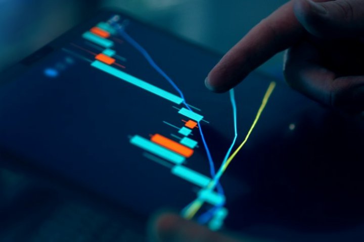 گام اول: ارزیابی مانایی و آزمون‌های ریشه واحد (Unit Root Tests)