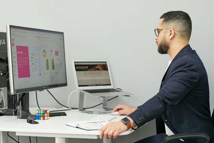 تفاوت خطای ماتریس کوواریانس نمونه و ماتریس ضمنی مدل