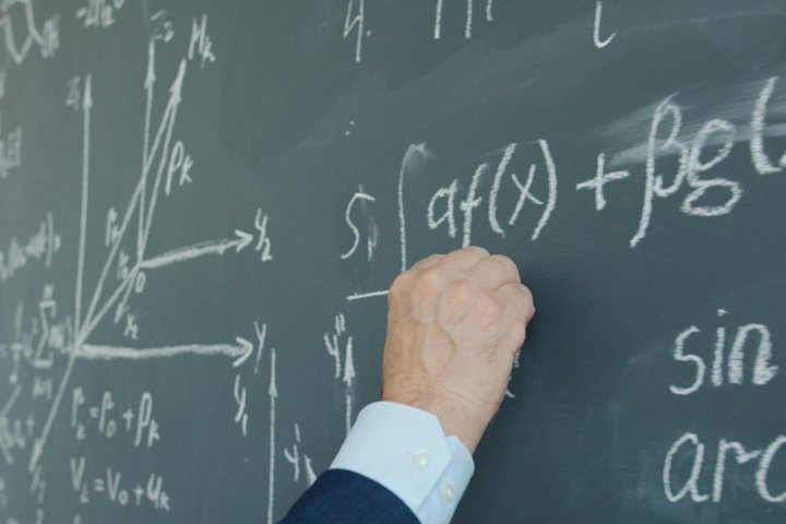 ماهیت هم‌خطی چندگانه و پیامدهای آماری آن